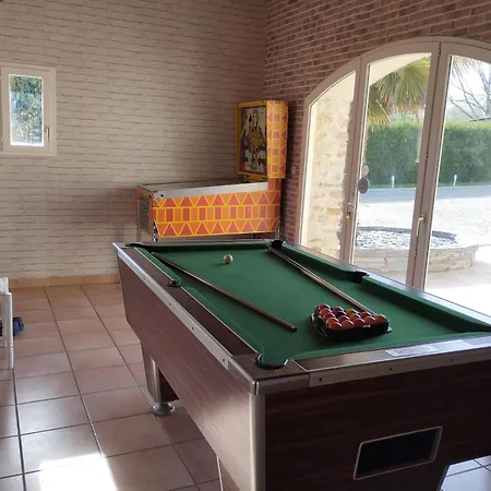 O'gite Bleu Pour 14 Personnes بيت للعطل Huille-Lezigne